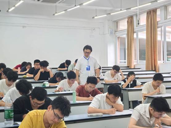 一群人在开会 AI 生成的内容可能不正确。